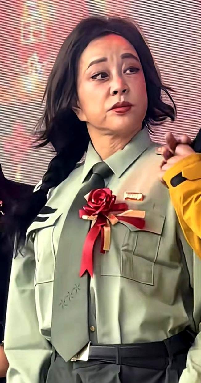 76岁刘晓庆演少女，亲小30岁男演员
 
换做是你，76岁敢跟小30岁男演员拍真