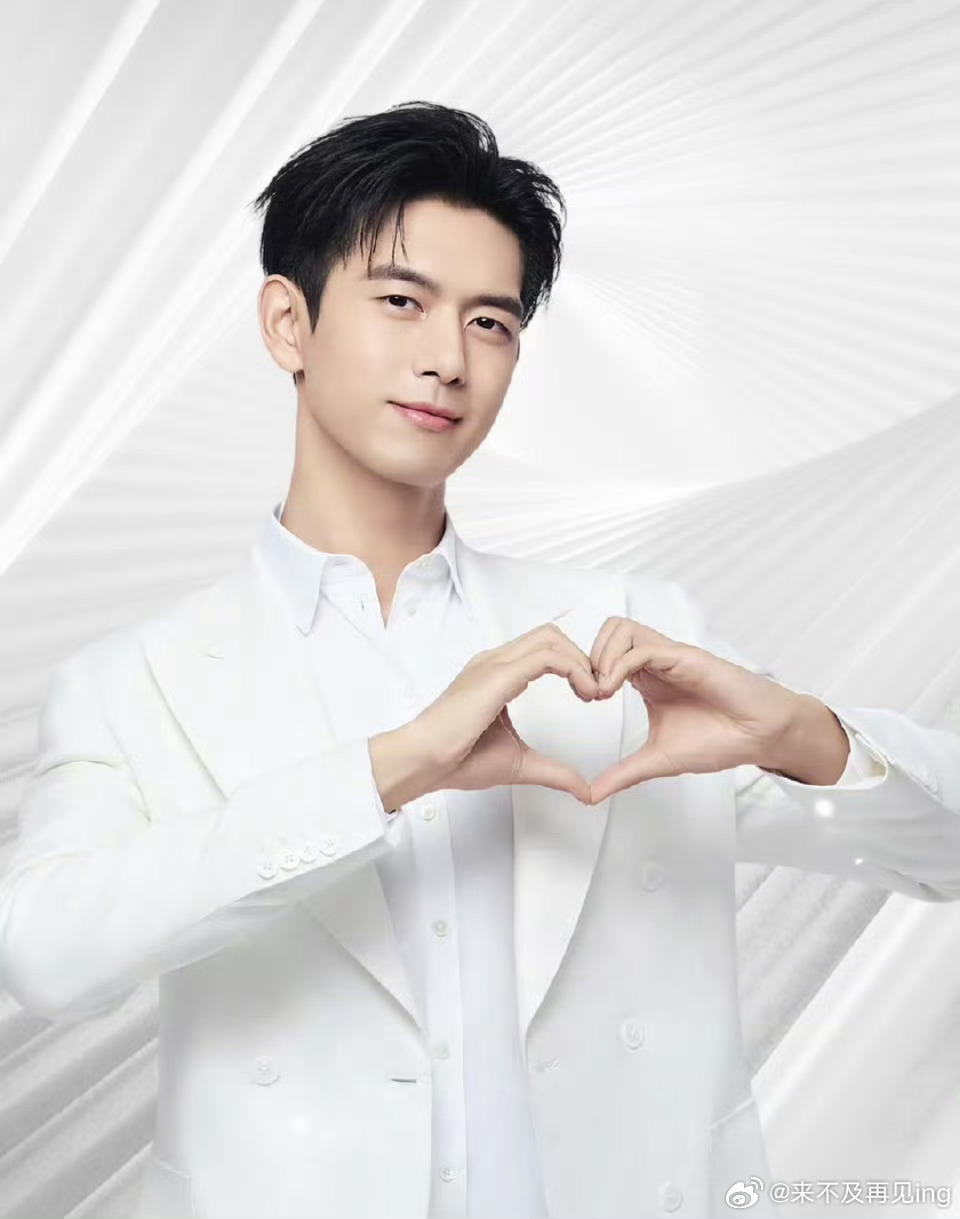 李现 lxprada代言人李现  风吹云动动的是青春年少的心露结为霜结的是银河两