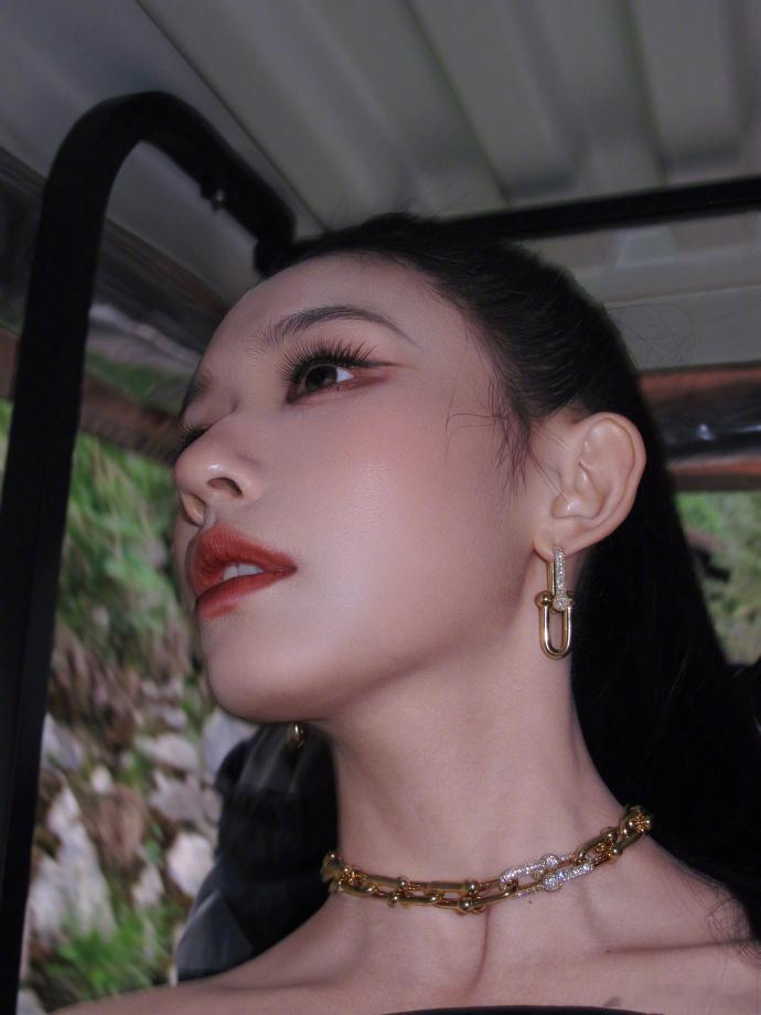 林允送机人好多去见林允我一定用跑的 成都机场线下人气认证，众多粉丝自发到场送别林