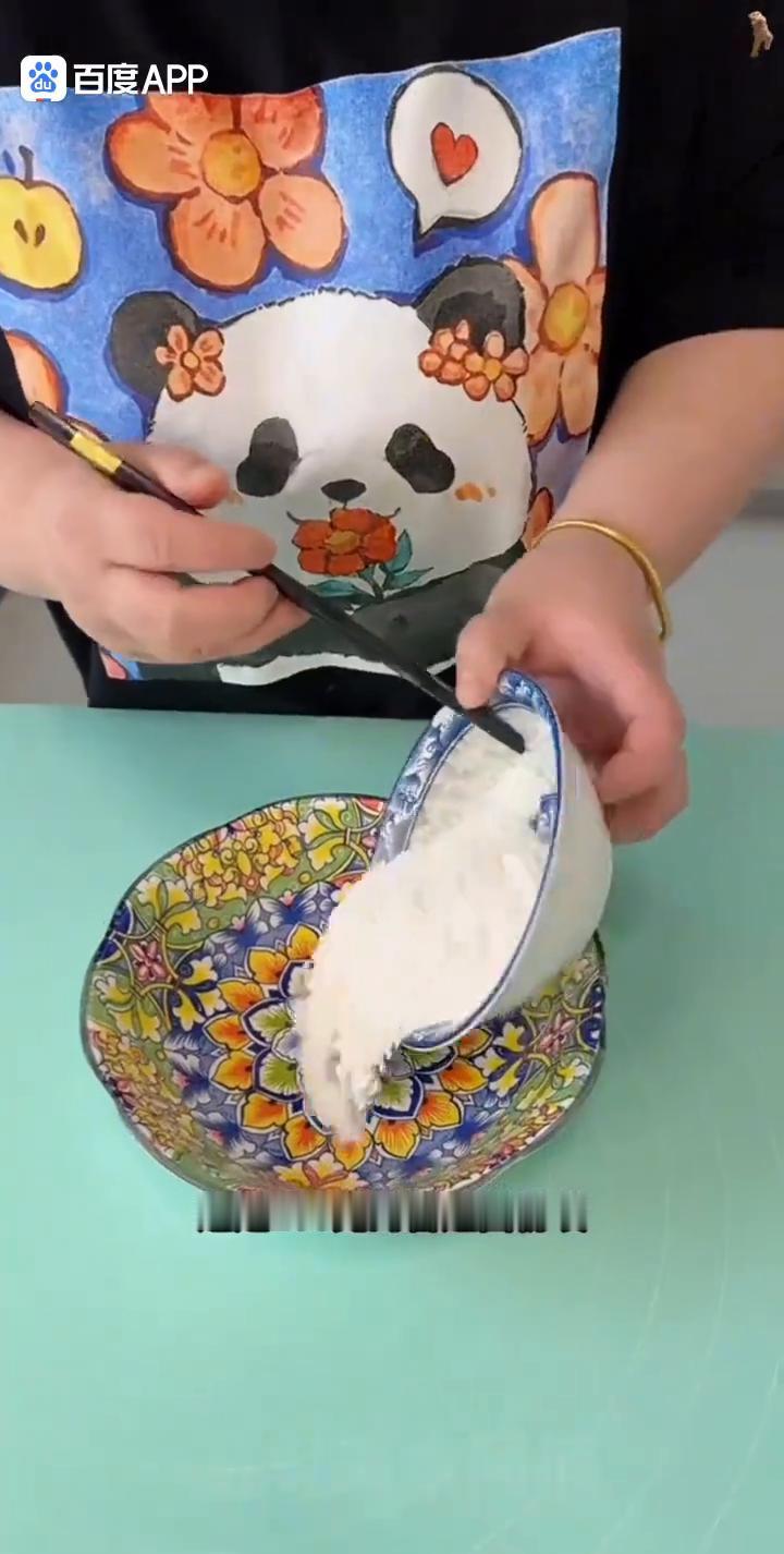 豆沙小酥饼。
回家就试试，这小酥饼非常酥，给你捏一个，最愿干就捏饼了，非常酥。