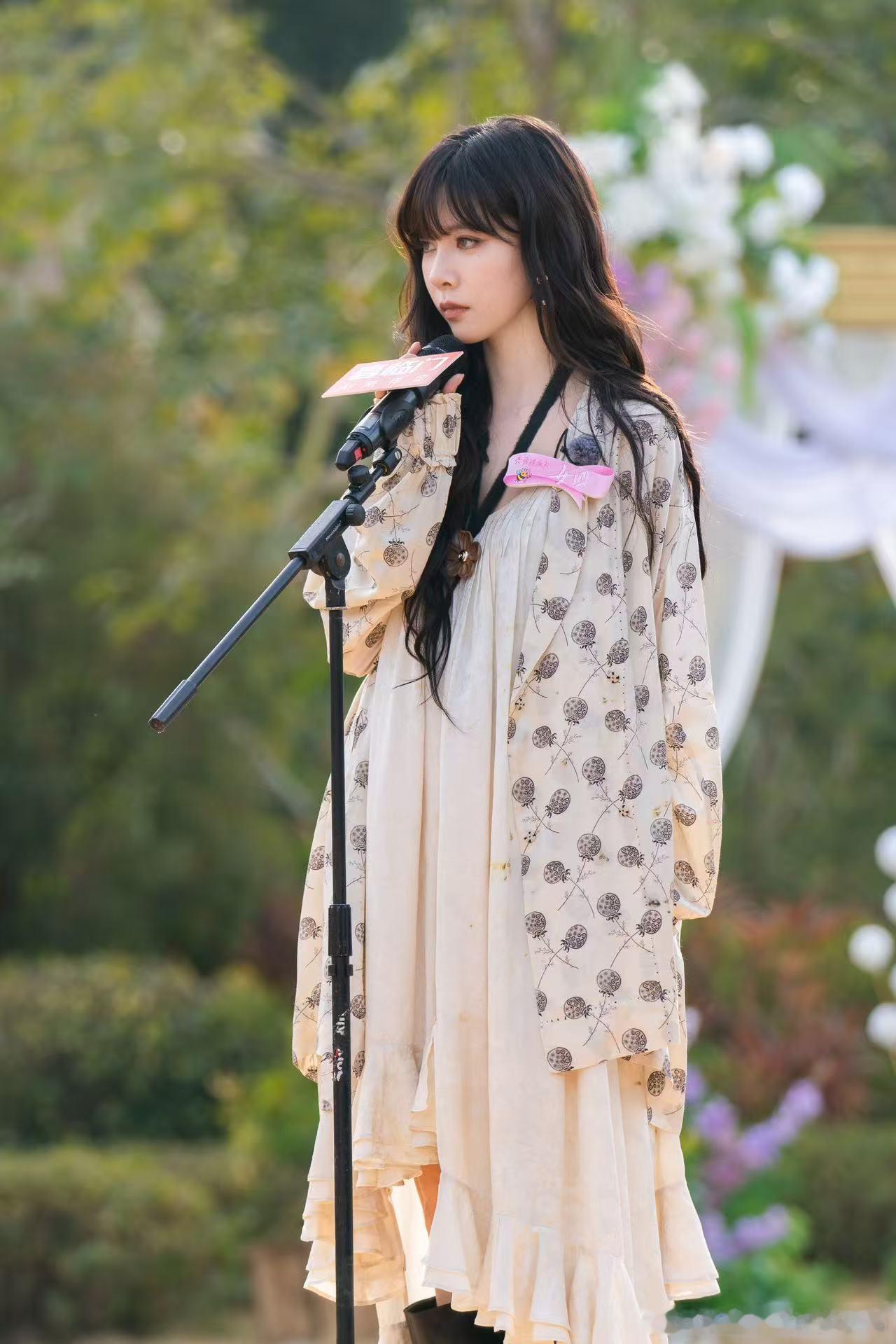 徐志胜贴脸开大宋妍霏臭脸 宋妍霏：我可以高冷，除非遇到徐志胜！那个瞬间破功的笑开