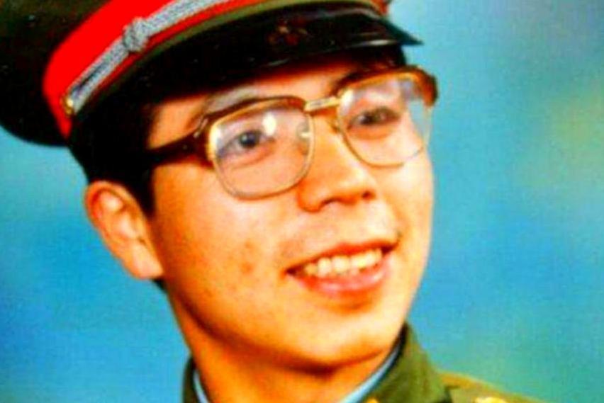 1984年，老山战役硝烟四起，一名战士不慎跌落山崖与部队失散，谁曾想他竟阴差阳错