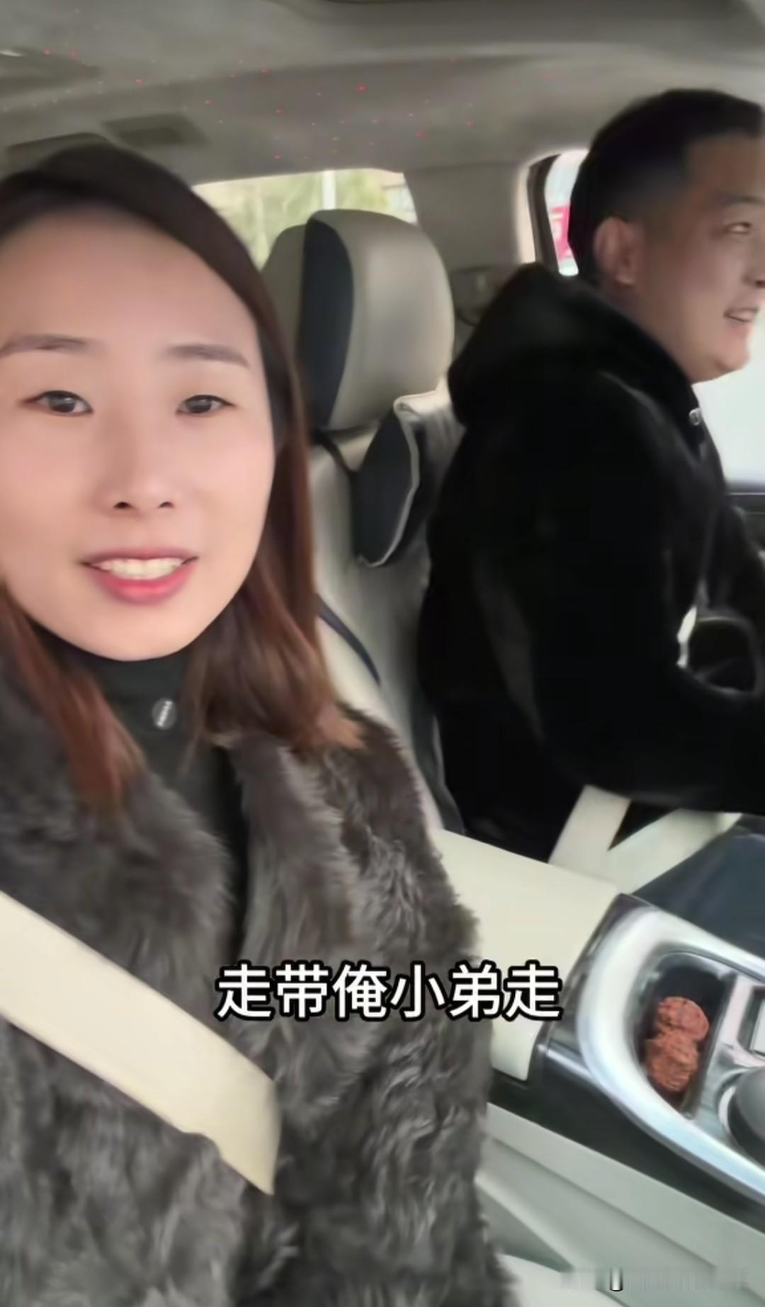 双胞胎兄弟朱进现在又开始带货了。这次带货是立白，大姐没有去，是二姐，还有朱进两口