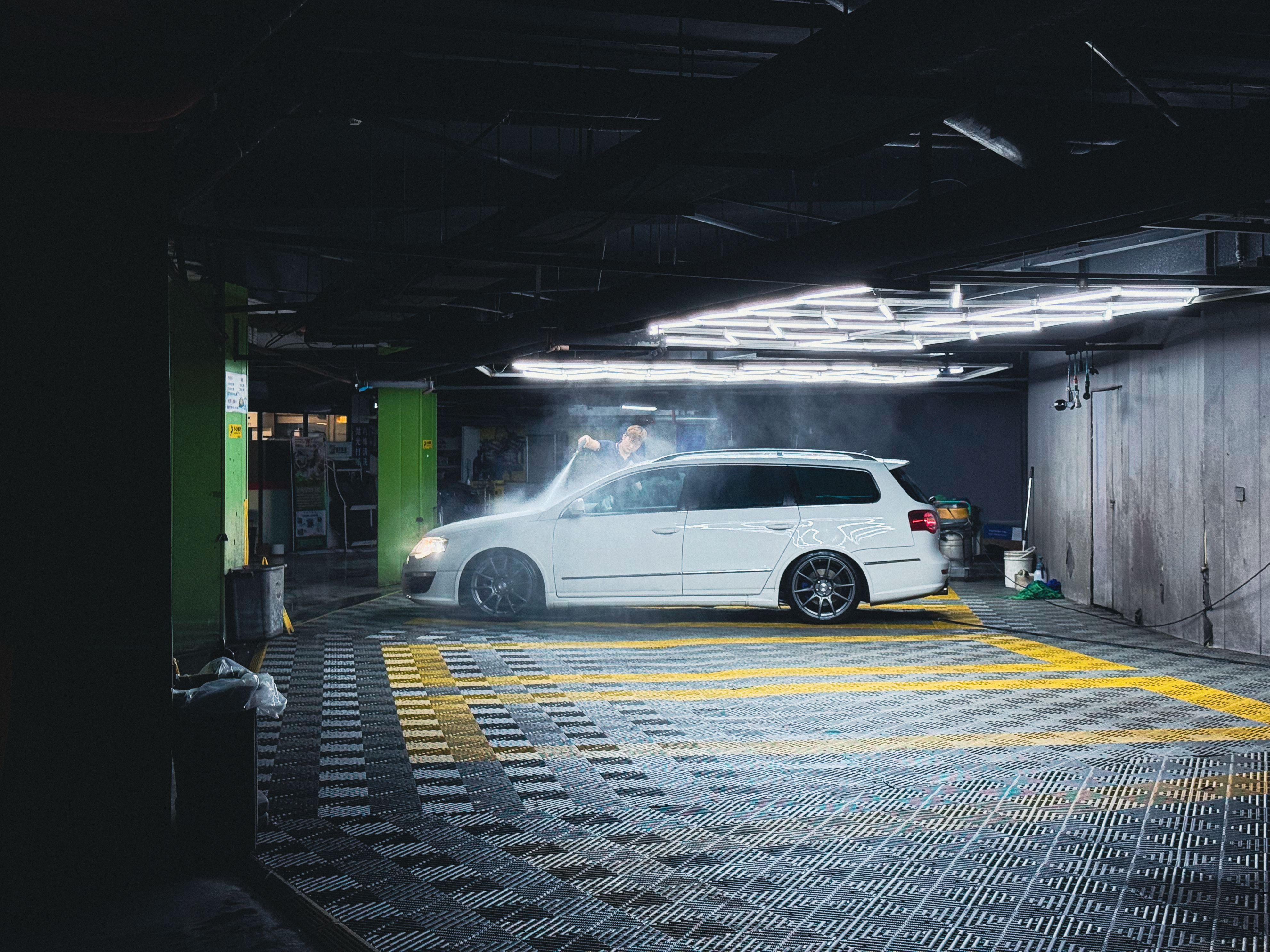 什么是任性？任性就是大雨之前，毅然决然地洗车[笑cry]老旧燃油车  ​​​