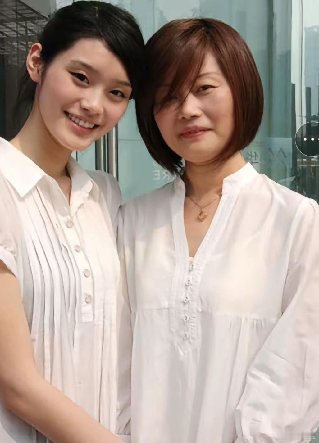 这是奚梦瑶母亲带着19岁读大二的奚梦瑶去参加选秀节目时拍下的一张温馨合照，母女俩