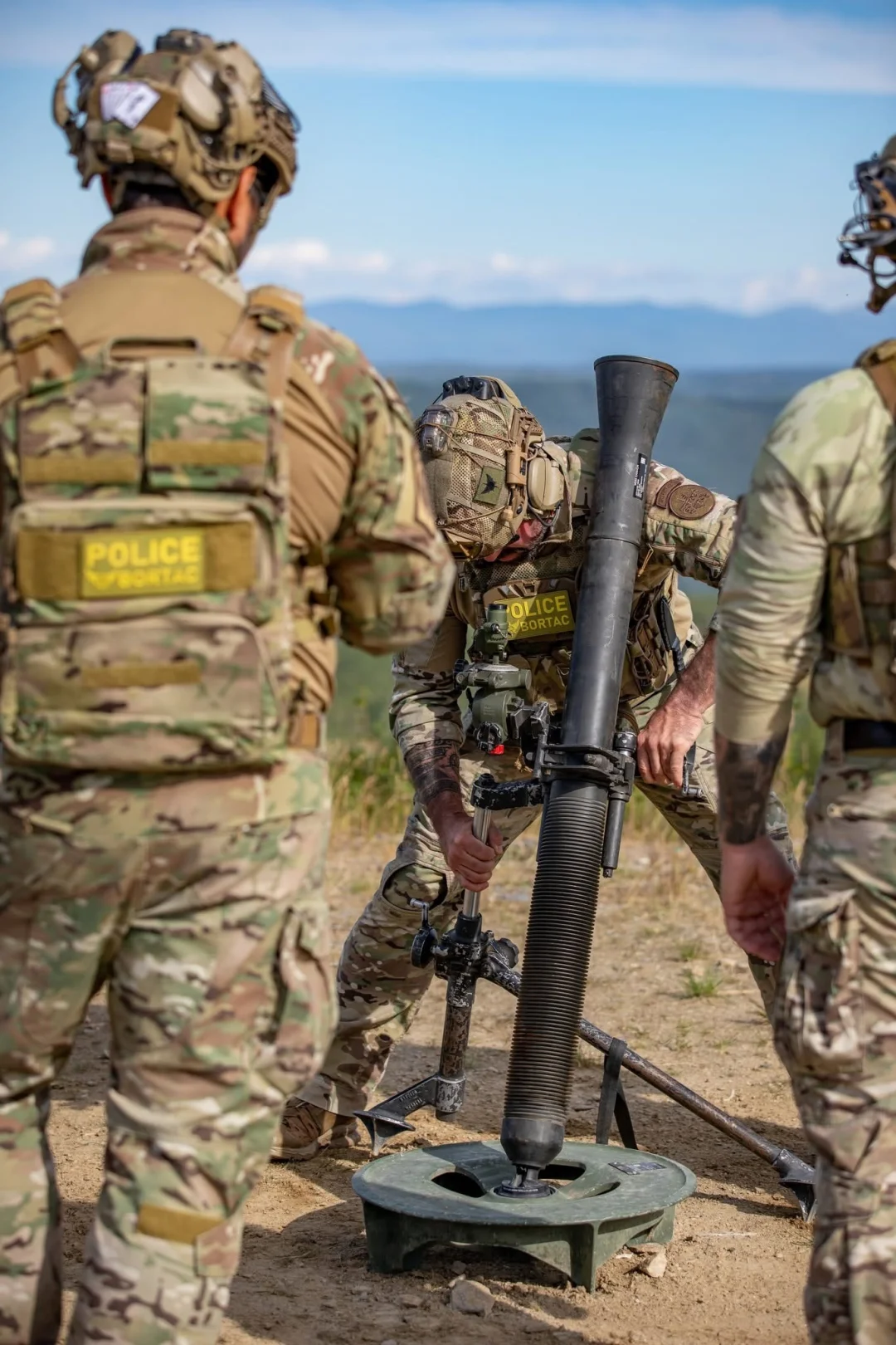 美国边境管理局学习迫击炮射击……