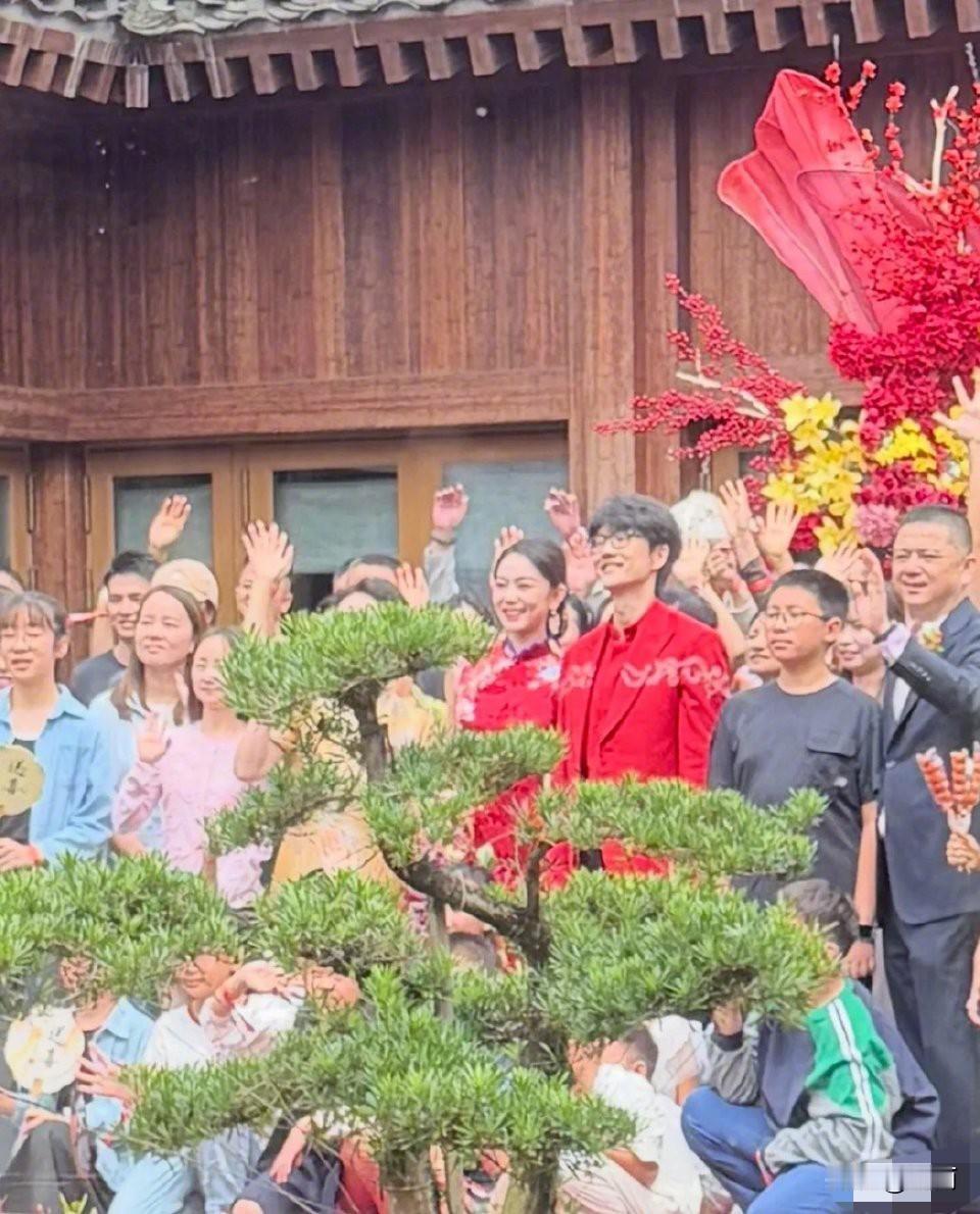 许嵩结婚了。婚礼举办地点不是印尼的巴厘岛，也不是泰国的普吉岛，而是重庆的广阳岛。