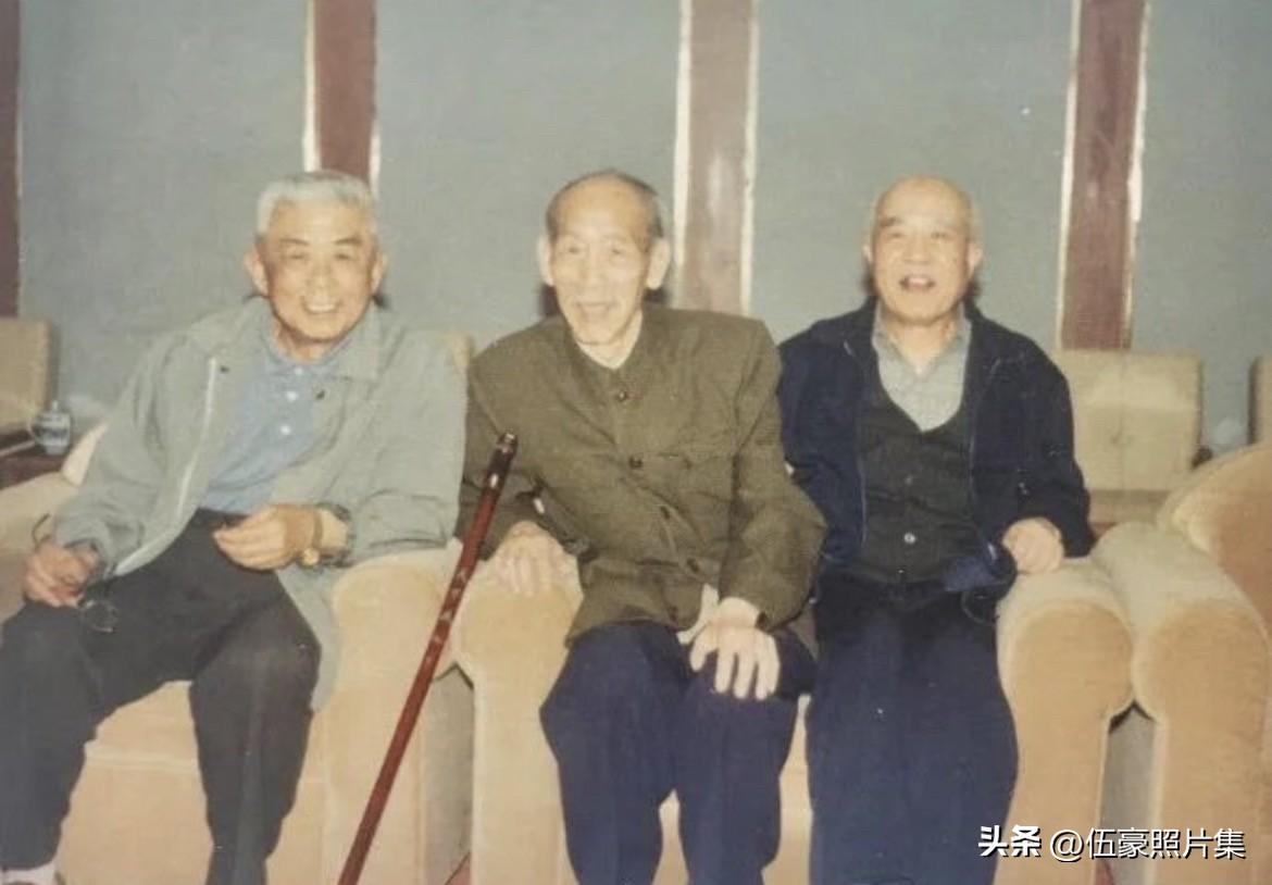 1999年，张镰斧与王秉璋(中)，刘瑄(左)合影。三人的核心交集始于1960年，