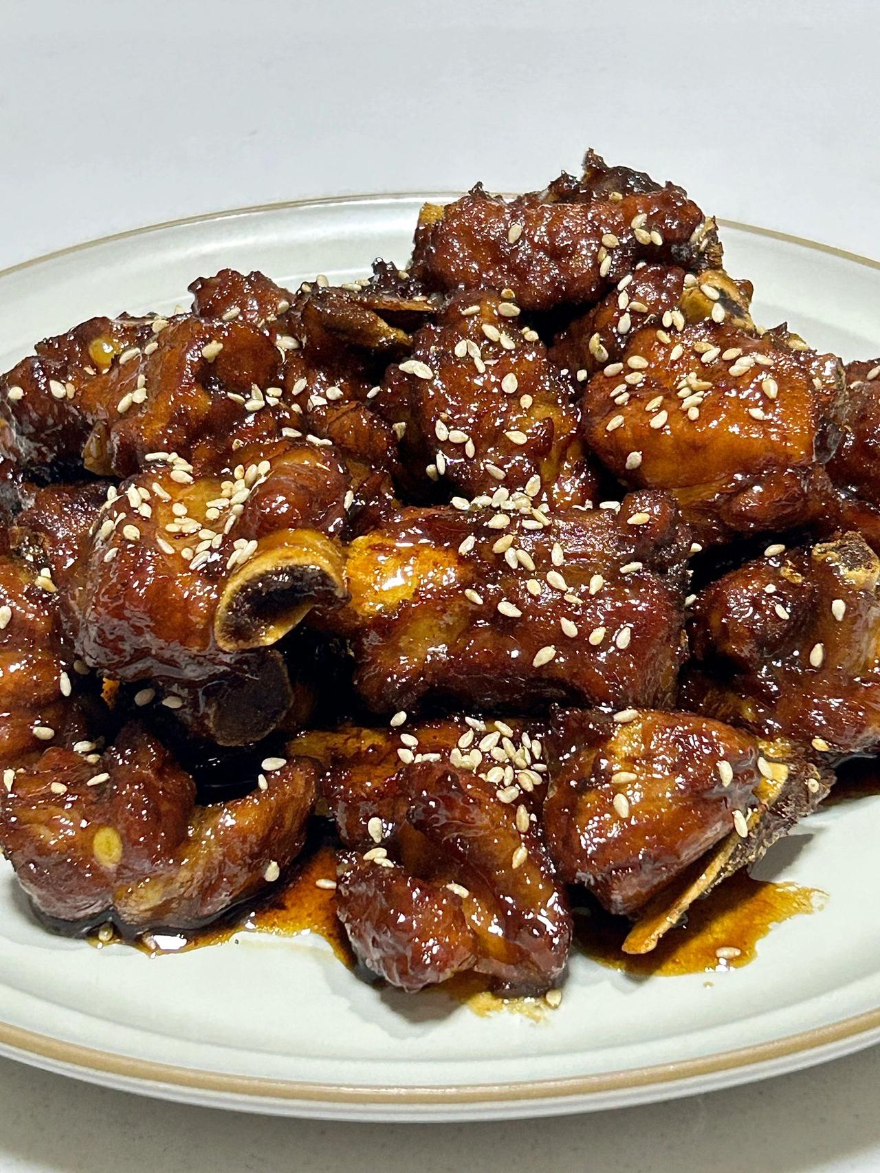 好吃到舔手指的糖醋排骨，大人小孩都超爱
从小到大最爱的糖醋菜之一！一盘都不够吃，
