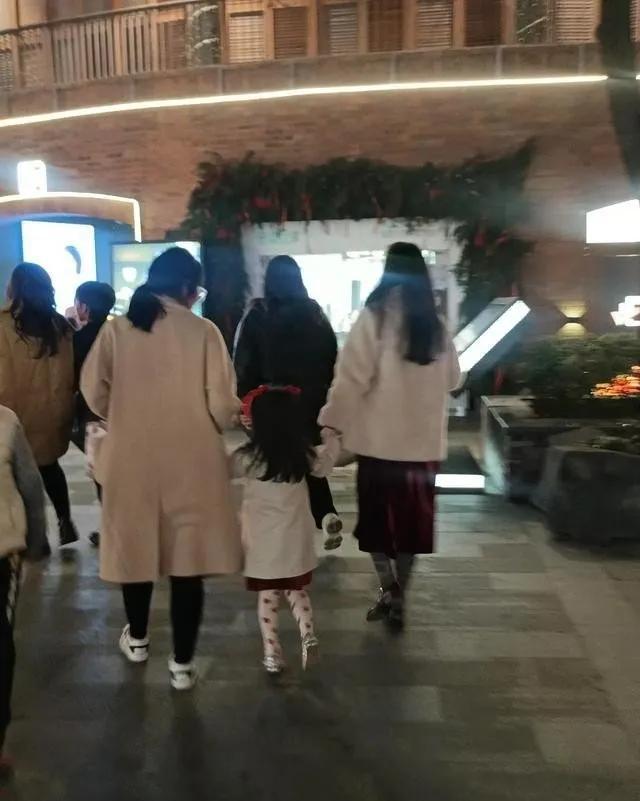 吴倩和友人带着女儿逛街，女儿今年已经五岁了，打扮得很可爱，头上还带着红色的发饰，