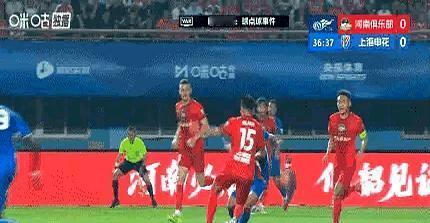 谁都没想到一次看似普通的对抗，会让VAR成为比赛的主角，更没想到占尽主场优势的河