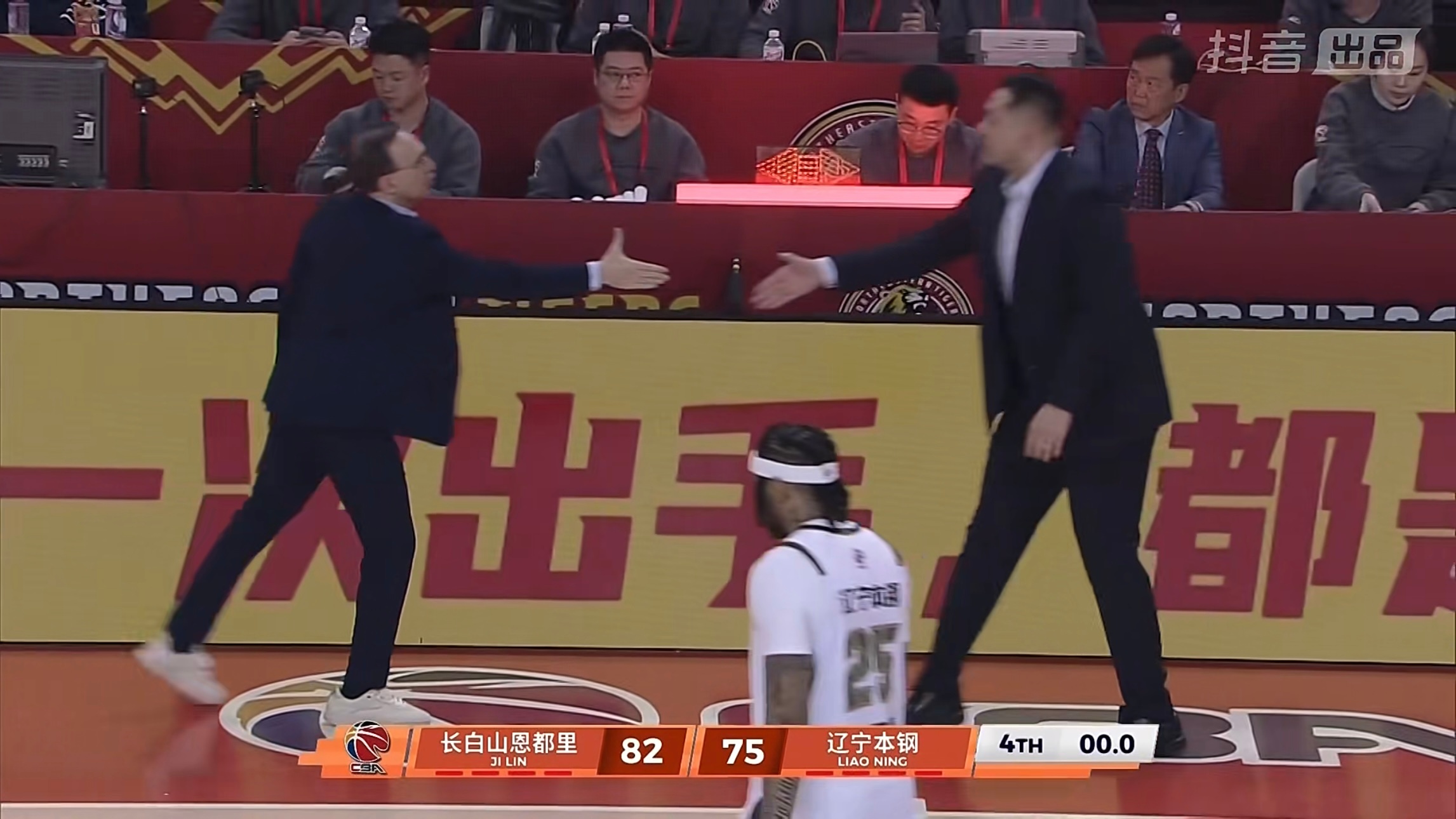 前几天还讨论裁哪个小外援，整得有点幸福的烦恼，这突然又没外援用了。最后输这么点，