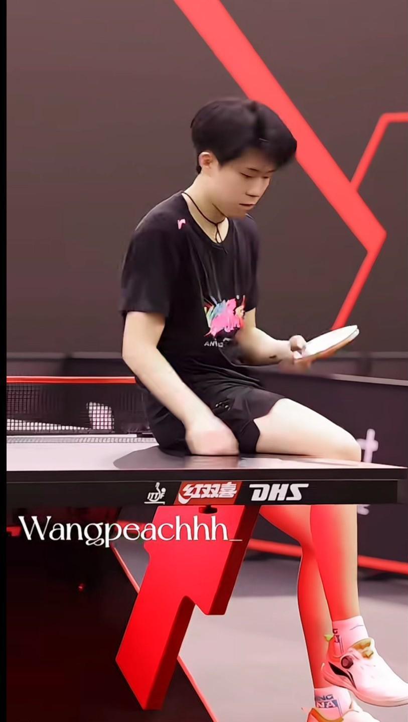 不知道为什么，每次看到王楚钦一个人坐在一个地方都觉得很落寞，那种感觉却说不出想说