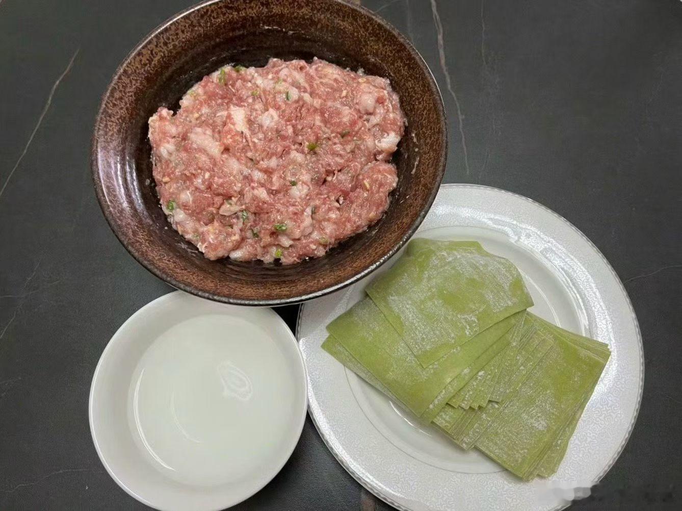 包几个抄手，菠菜汁做的抄手皮，黑猪鲜肉馅料打底，一点葱姜盐水去腥增香。包几碗抄手