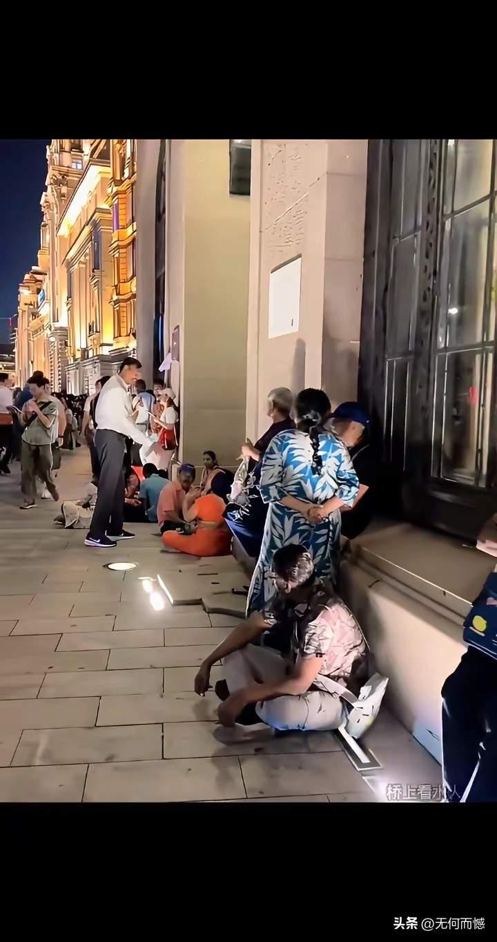 最近挺好奇印度游客在上海的现状。在上海街头，偶尔能看到印度游客的身影。他们大多对
