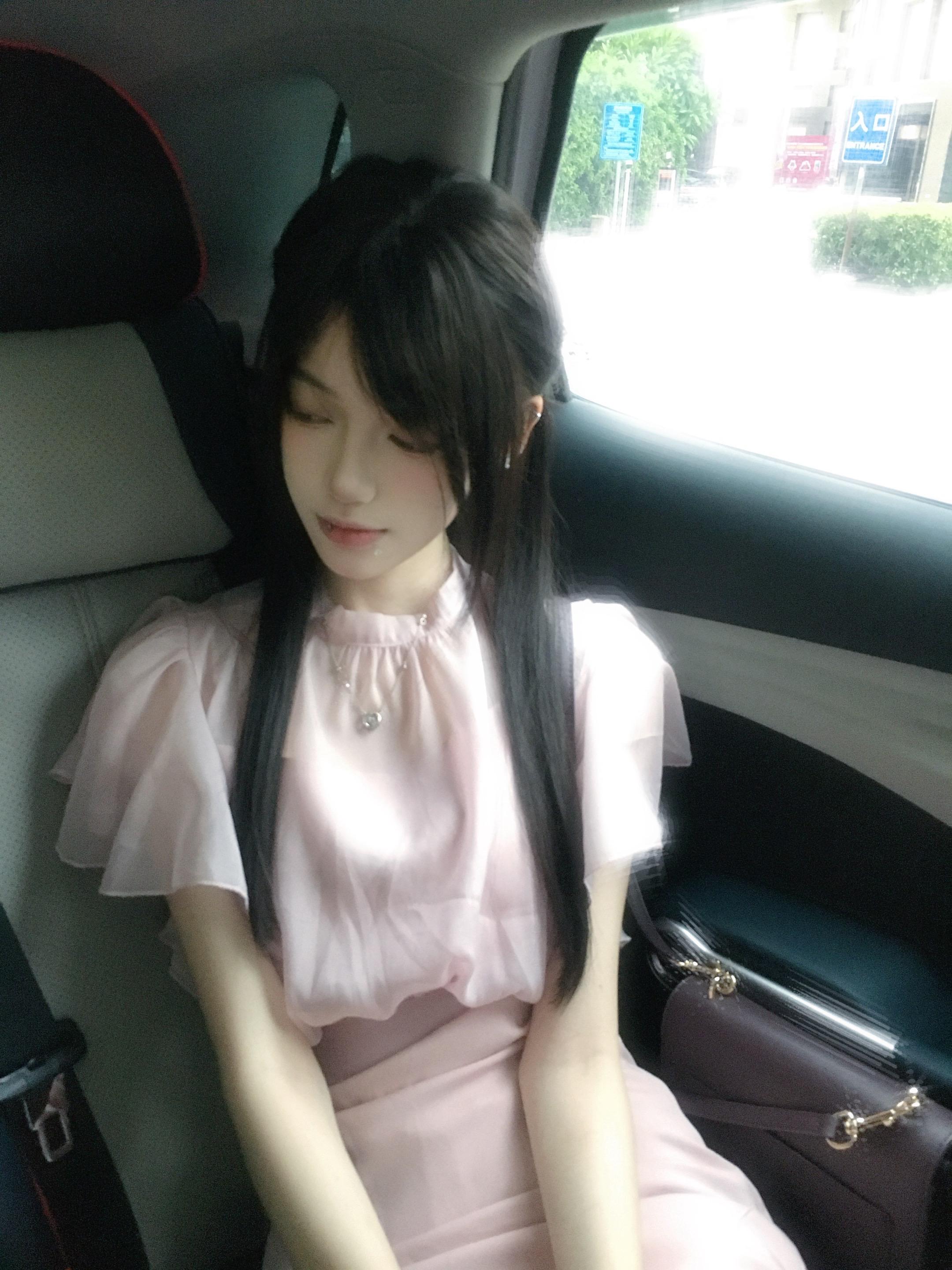 我发誓要垒更高的墙 让任何人不伤害我 可是我建的是巧克力墙 有点温度就塌了