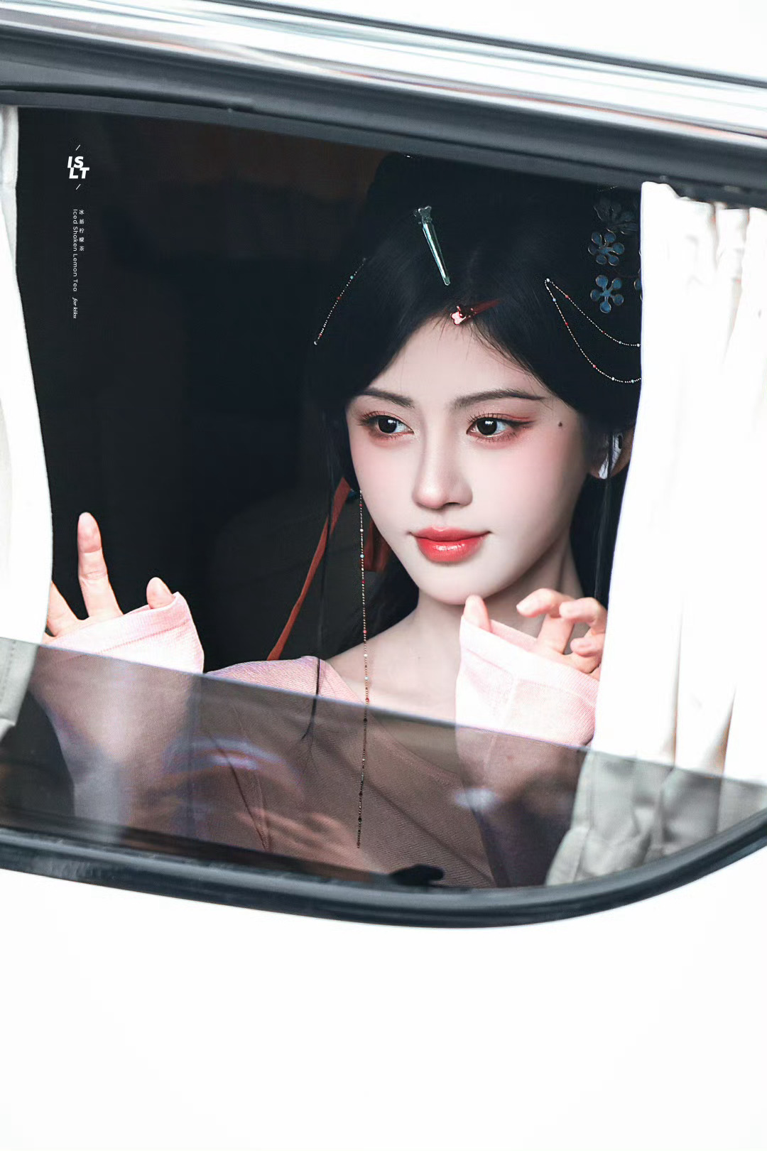jjy鞠婧祎来战 jjy鞠婧祎阿黛 “玫瑰之所以是玫瑰，是风与光的眷顾，更是视线