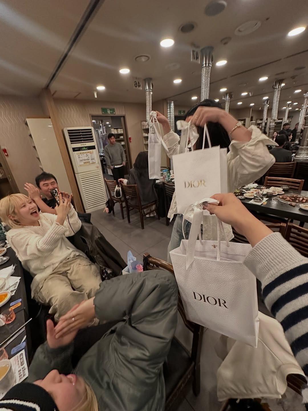 金智秀给团队送Dior 从哪里找这样的好老板，金智秀又给团队送Dior了🎁 