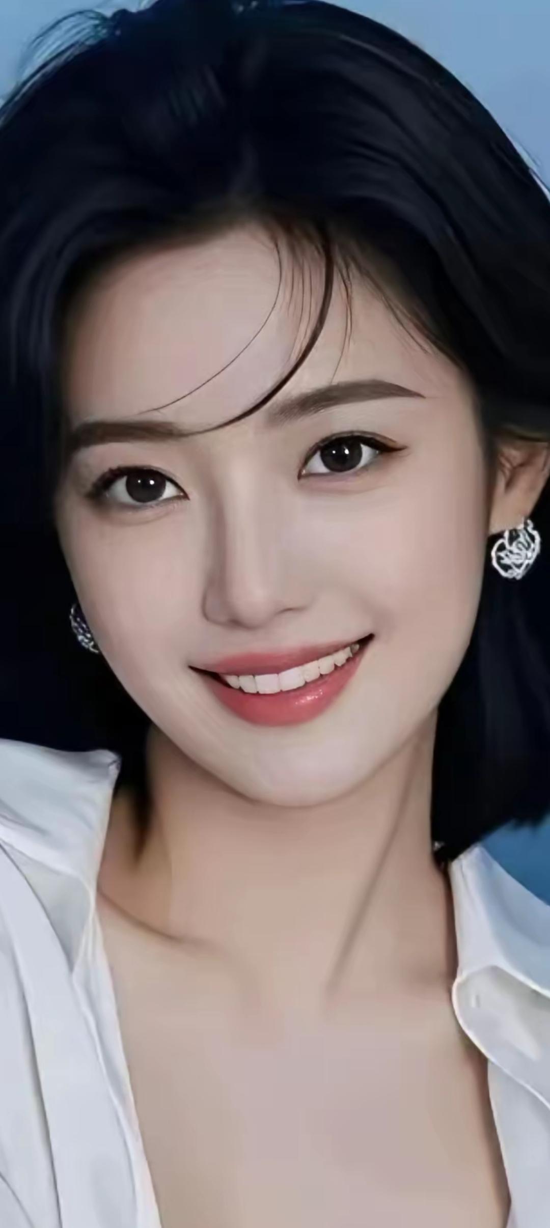 甜美笑容，白衬衫的清新，耳环的点缀，完美呈现！😊✨