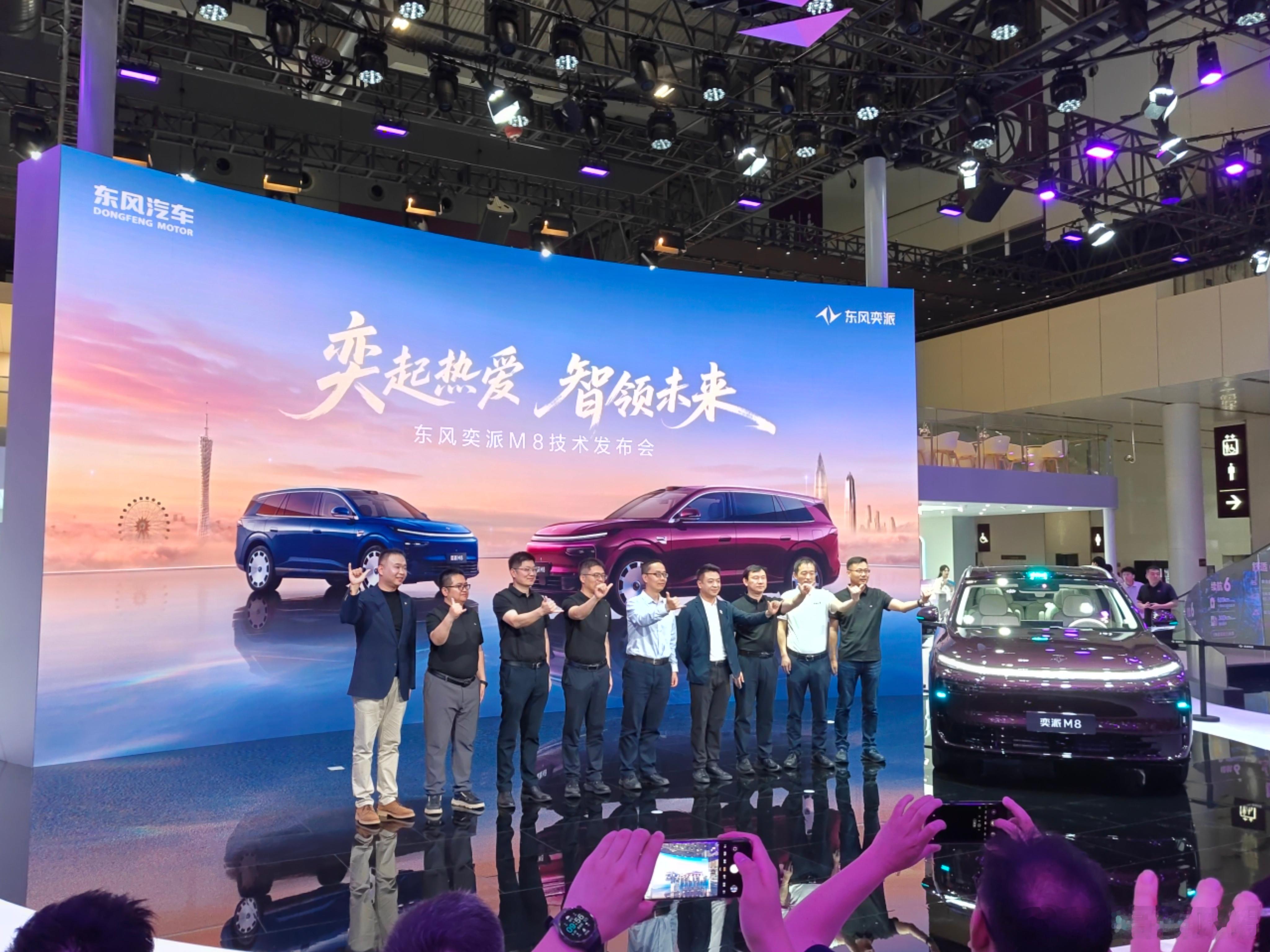 家庭大六座最常见的场景：满载出行。六个人坐满了，底盘还能保持好的滤振和操控吗？东