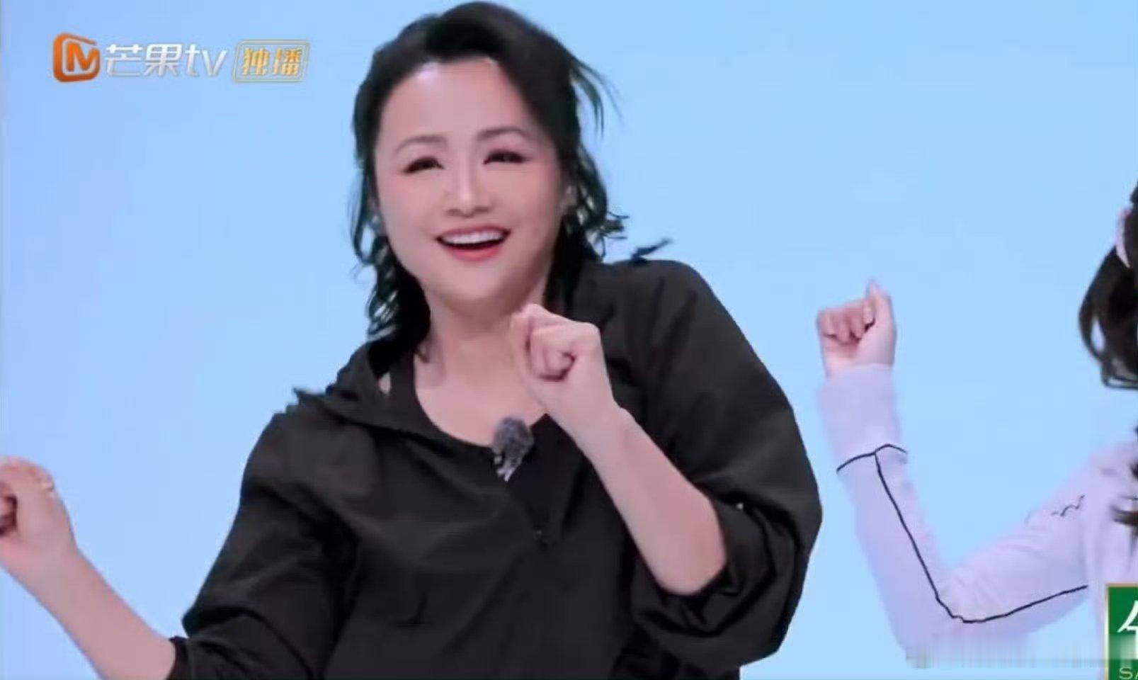 曹颖五公连跳诠释乘风破浪意义52 岁的曹颖在《乘风破浪》里从一公连跳到五公，一点