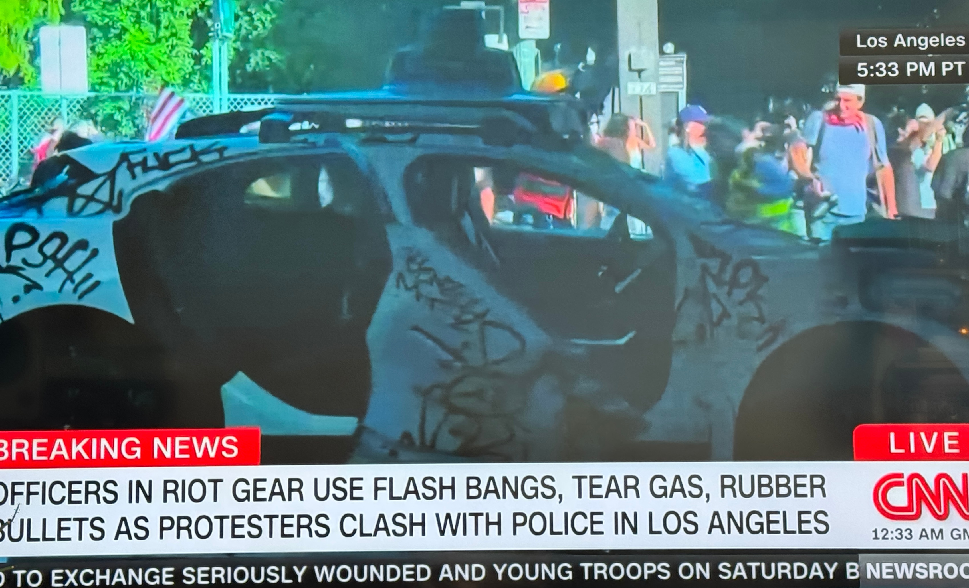 此刻洛杉矶，真的乱套了！特朗普下令解放洛杉矶特朗普指示国土安全部长诺姆、国防部长