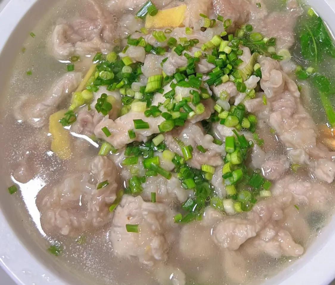 四川人很喜欢的一道汤—豌豆尖滑肉汤。
食材简单：猪肉、豌豆尖、红薯粉、姜、盐、胡