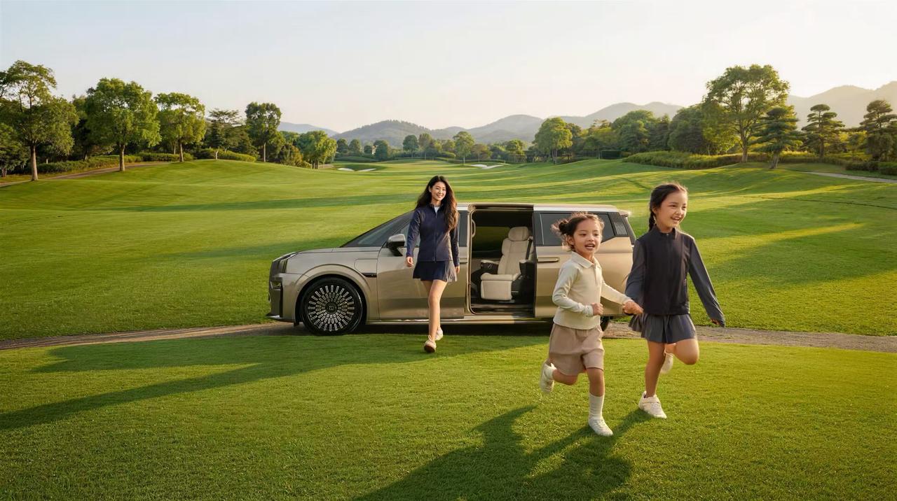 【2026北京车展：新款极氪009正式开启预售】4月24日，2026北京车展上，