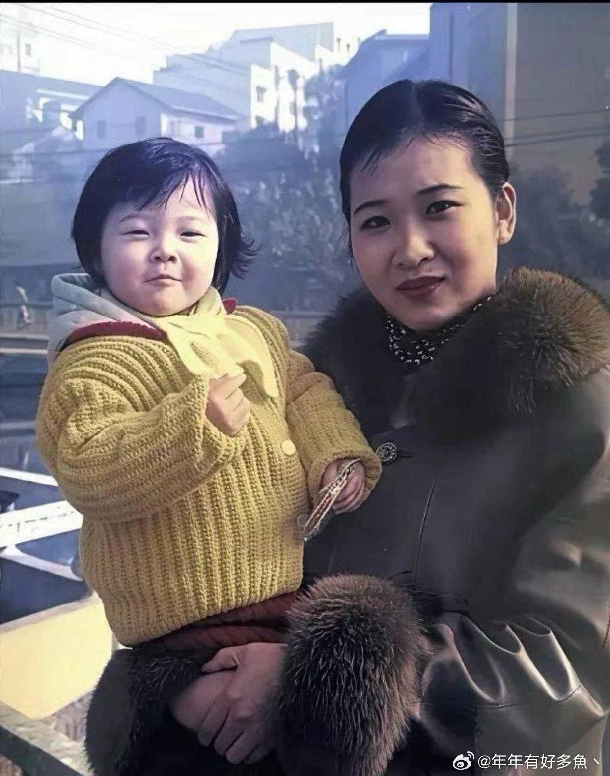 吴艳妮与妈妈，25年前vs25年后 