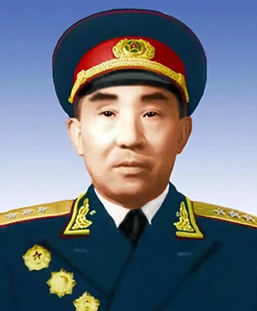 1973年开国上将李聚奎在301医院走廊里散步，突然看见三个军人持械押着一个人走