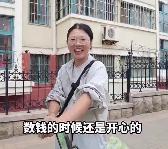 青岛，一对90后本科夫妻嫌白领收入太低，如今摆摊卖菜月入3000！有人问：你们不