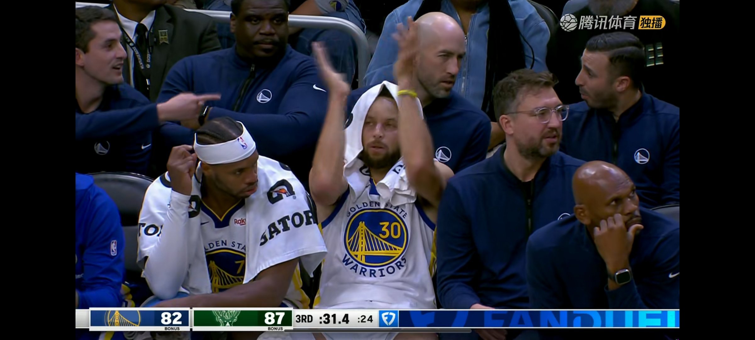 被没有字母哥的雄鹿打了一波12-0巴特勒投进一个高难度三分，库里在替补席👏🏻