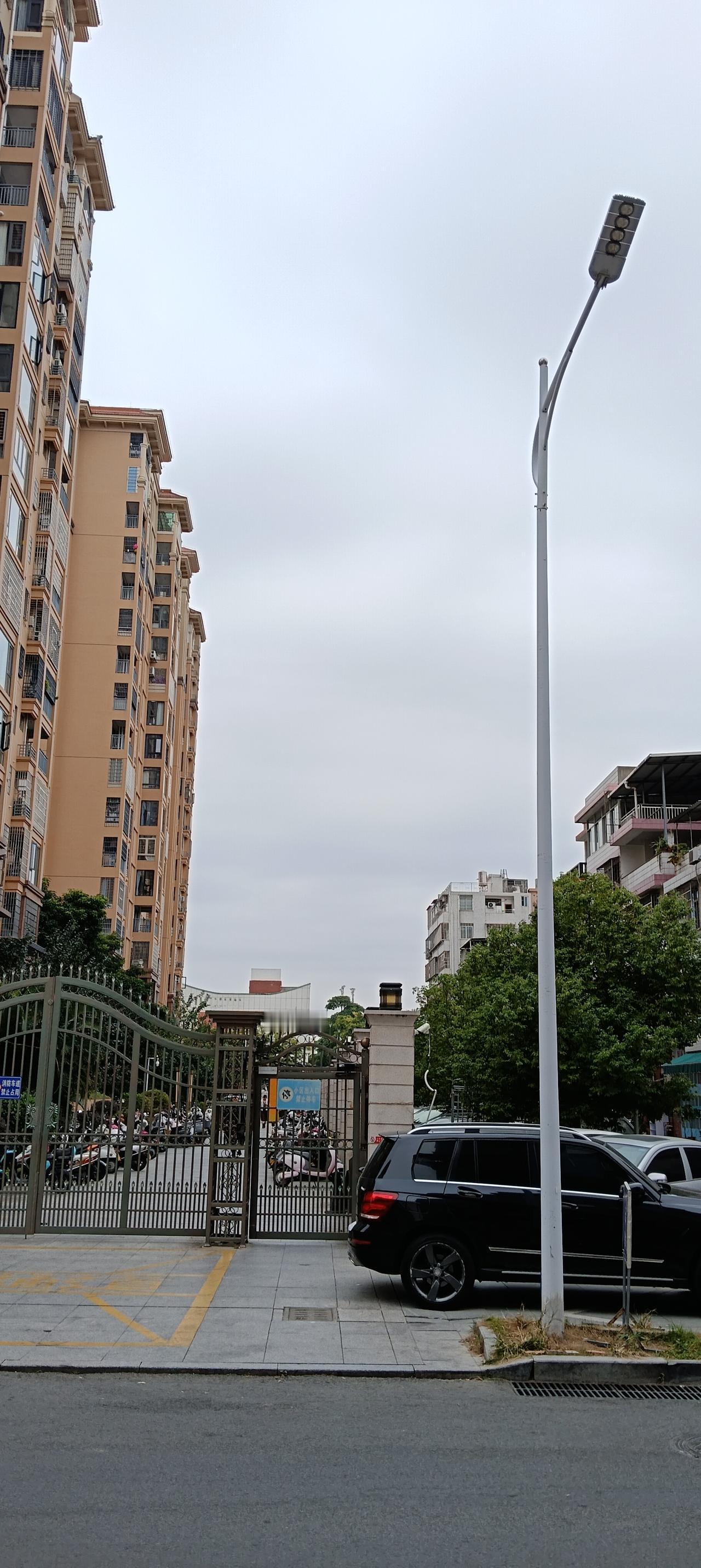 这几天气温骤降，天气特别寒冷，连天空也变的阴沉沉、雾蒙蒙一大片，时节已进入寒冬腊