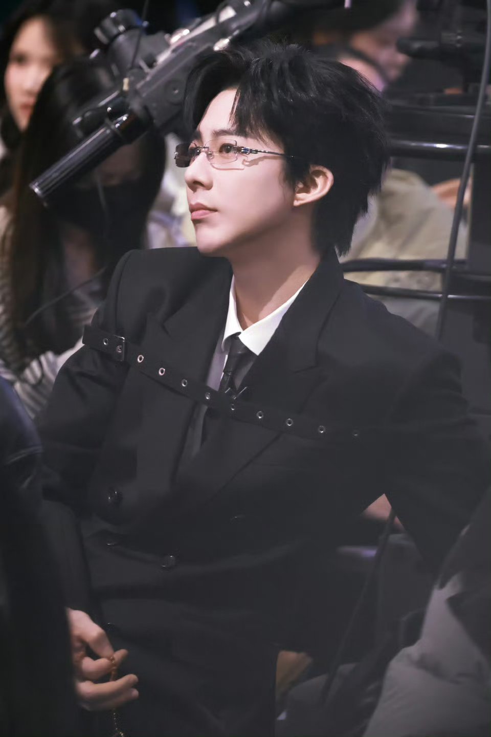 刘宇宁的大长腿就该这么用刘宇宁两条逆天大长腿，氛围感和帅气值直接拉到顶，这舞台真