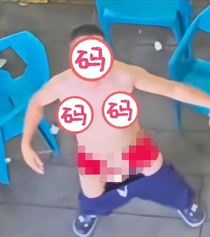 “这要放80年代早枪毙了！”四川南充，男子凌晨2点和朋友在夜市摊上喧闹，2楼女子