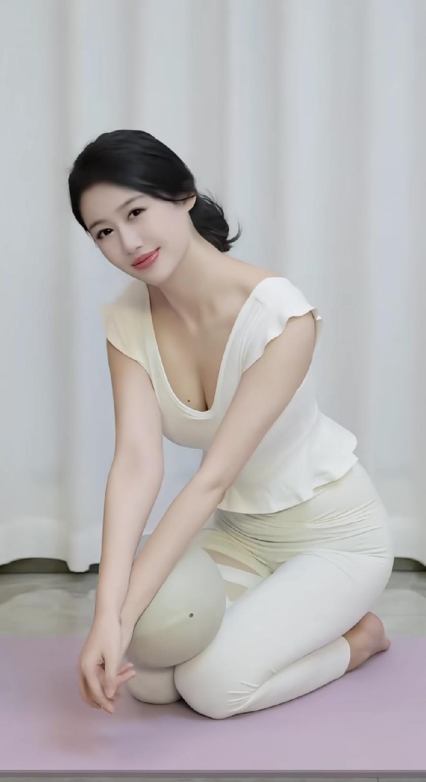 练瑜伽的女生都特别的有气质！瑜伽不仅可以塑造女生的形体，还可以提升女生的气质。