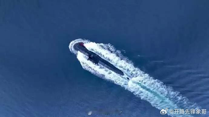 近日，北部战区海军某潜艇支队开展多课目实战化军事训练。此次训练有效提升潜艇在复杂