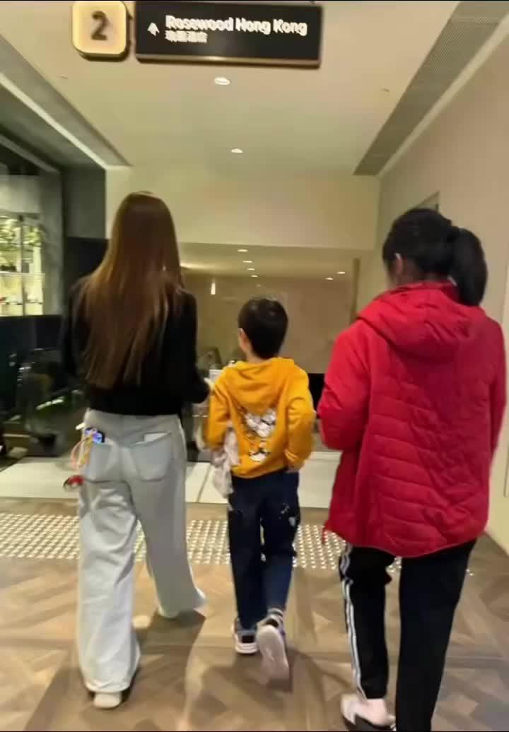 网友香港偶遇Angelababy和小海绵 Angelababy