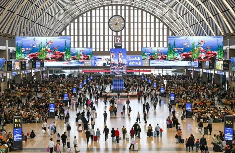 4月29日至5月6日为期8天的"五一"假期运输中，国铁沈阳局累计发送旅客744.