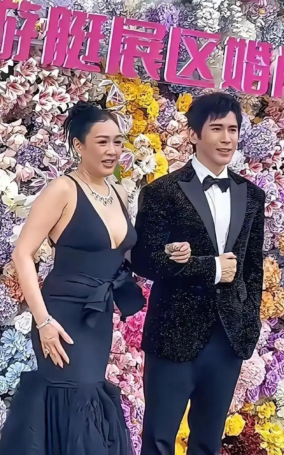 一觉睡醒
 
是不是全网都知道了。
 
昨晚，钟丽缇在上海某品牌红毯亮相，一袭银