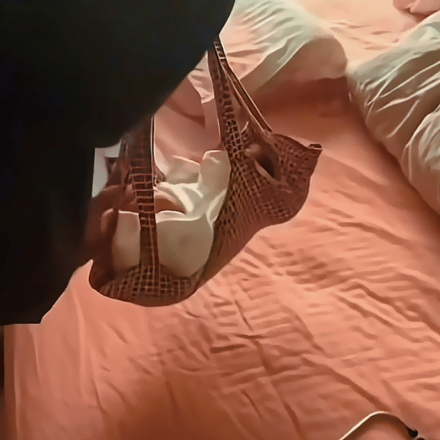 都什么年代了，还用杆秤给婴儿称体重，这下摊上事了吧，秤砣砸住孩子了。

4月12