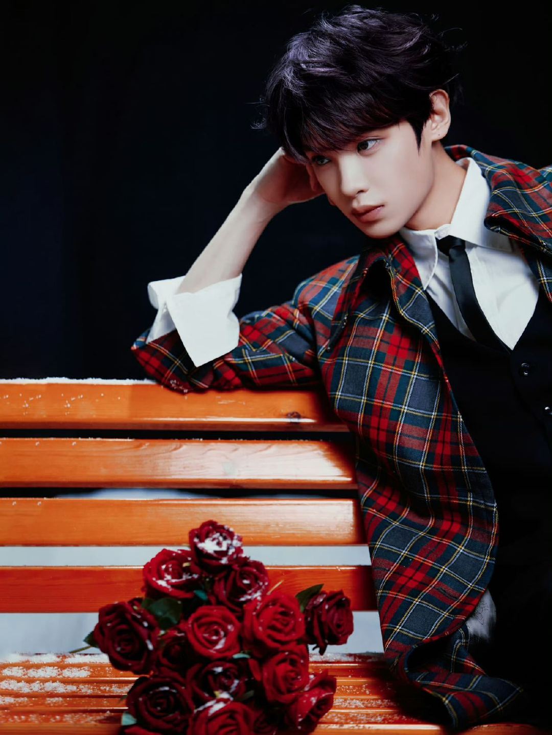 黄明昊背后比心 于光影间暗藏温柔，背后比心甜度拉满。舞台上的每一个小细节，都是专