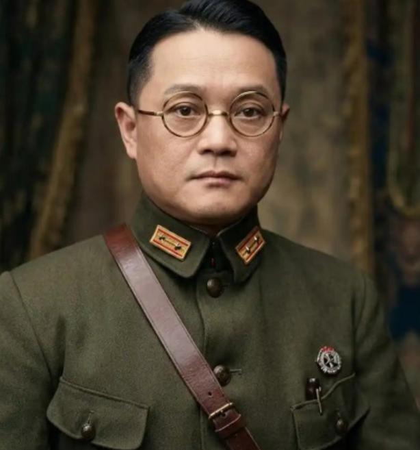1949年，国军上将潘文华决定起义，却发现七姨太是特务，为了不打草惊蛇，他对七姨
