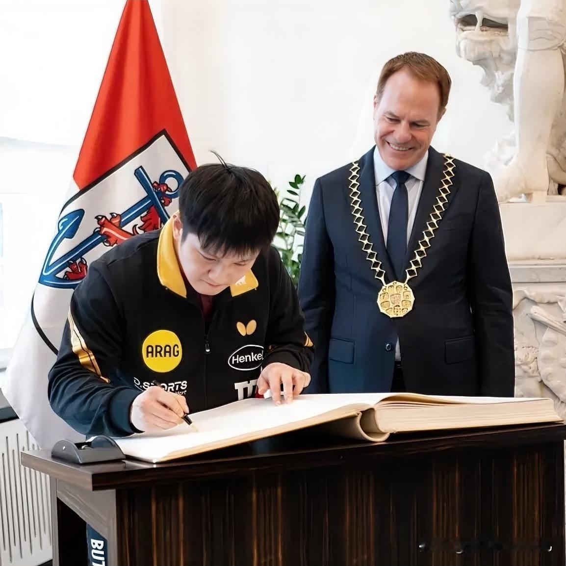 樊振东亮相杜塞尔多夫！获城市最高礼遇《城市金册》签名，开启海外俱乐部新征程。
 