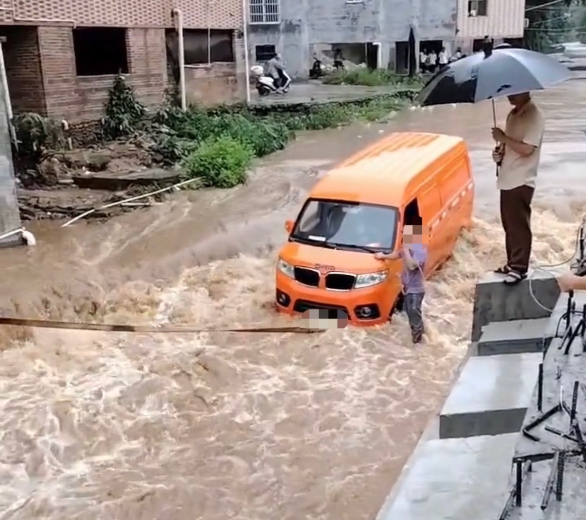 【玉林新能源汽车被困湍急洪水中后驱车救援】6月8日，玉林暴雨某地发生了洪水内涝，