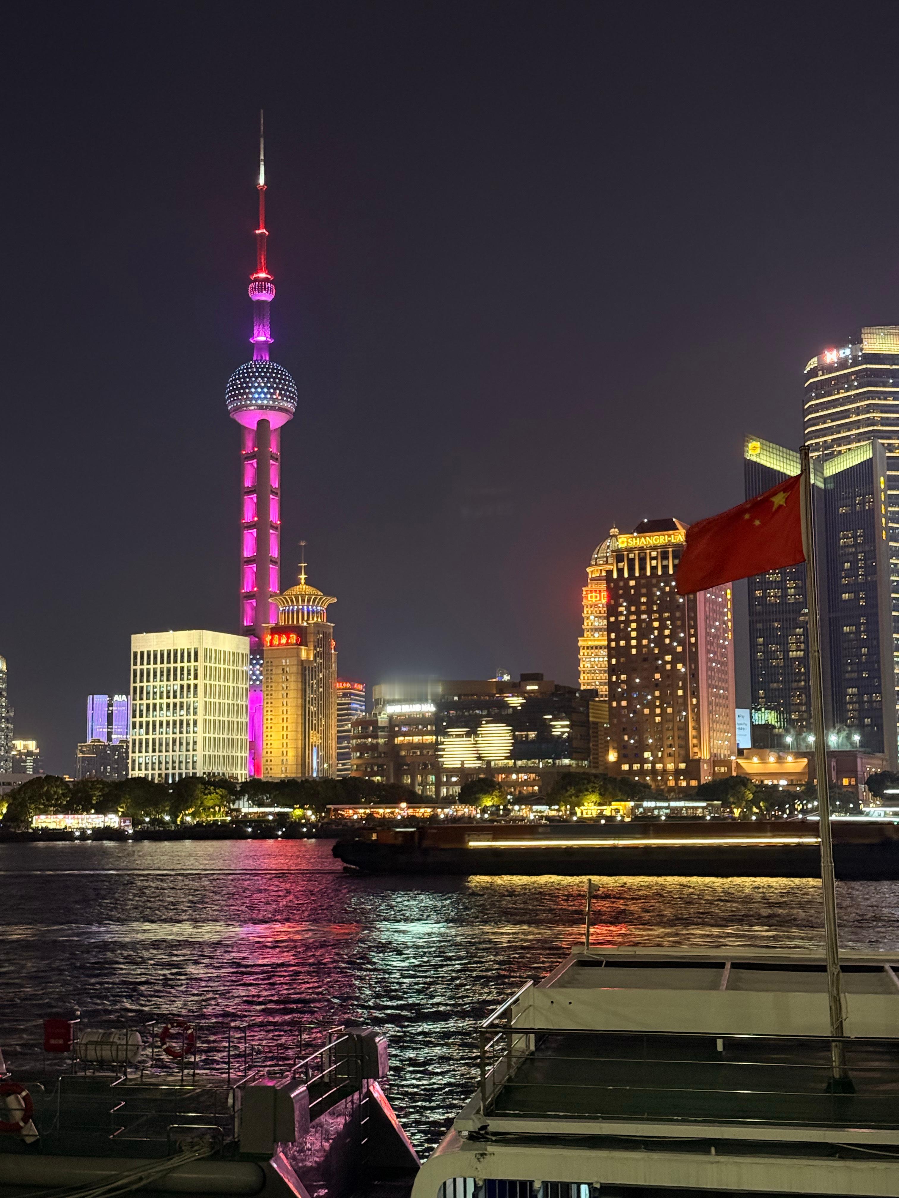最近真的彻底忙起来了吃了晚饭在外滩边逛逛感觉好惬意享受工作 也享受生活 