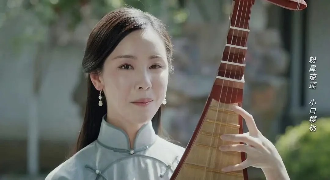 孤舟陈都灵弹唱这场戏很搞笑，假的离谱 ​​​