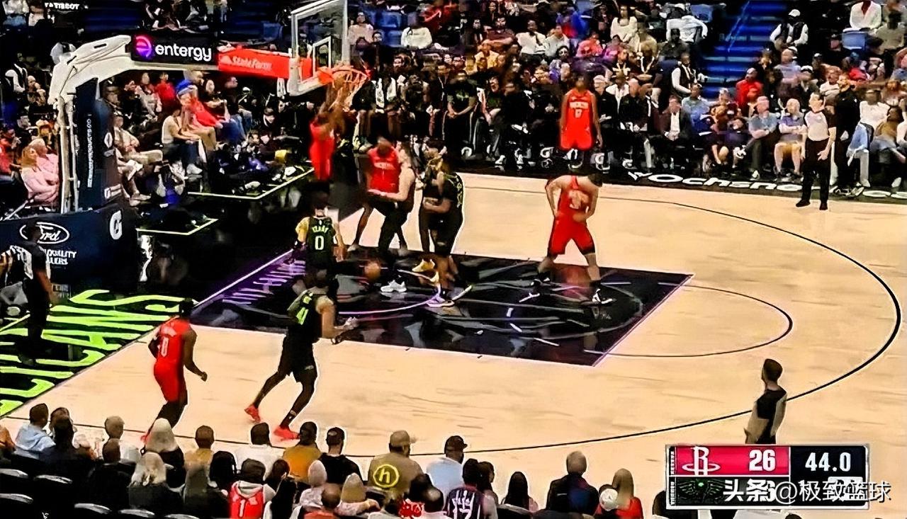 火箭老将杜兰特真是生龙活虎啊！在今日火箭对阵鹈鹕的首节比赛中，杜兰特杀入禁区双手