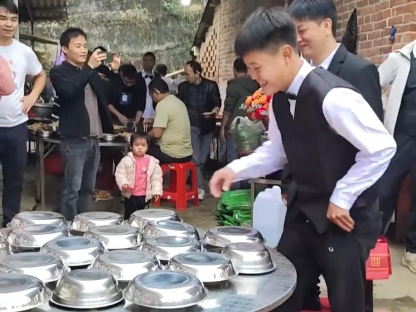 核心玩法
 
- 用碗盖住白酒、啤酒、可乐、扣肉、辣椒、蒜头、香菜等，伴郎随机开