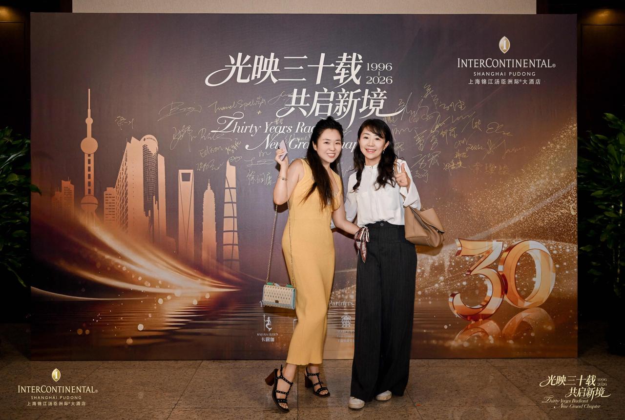 近日参加了上海锦江汤臣洲际大酒店🏨的三十周年庆典，一进门就被艺术家万丽莎的装置